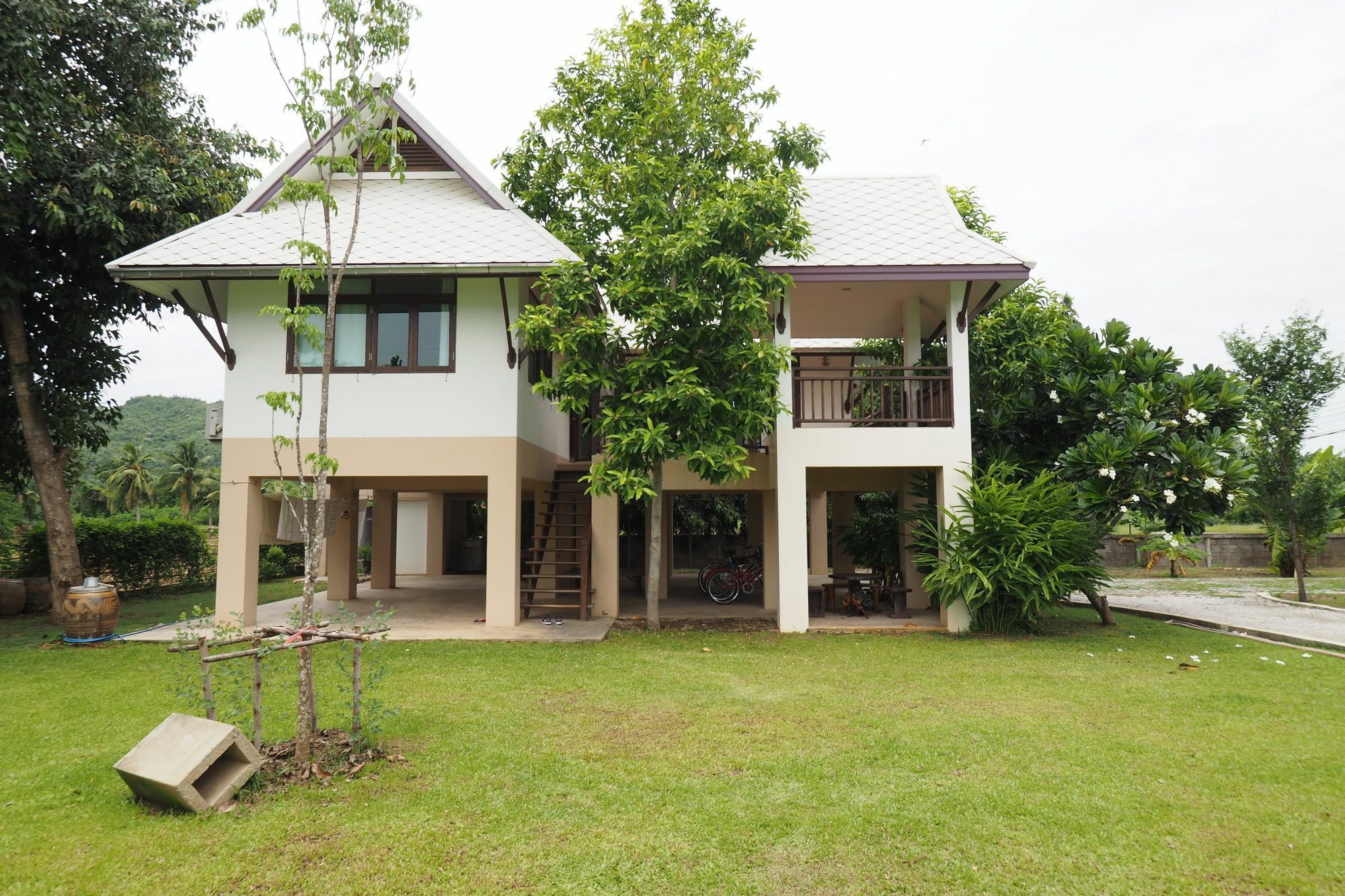 Hotel Baan2Rai à Kanchanaburi Extérieur photo